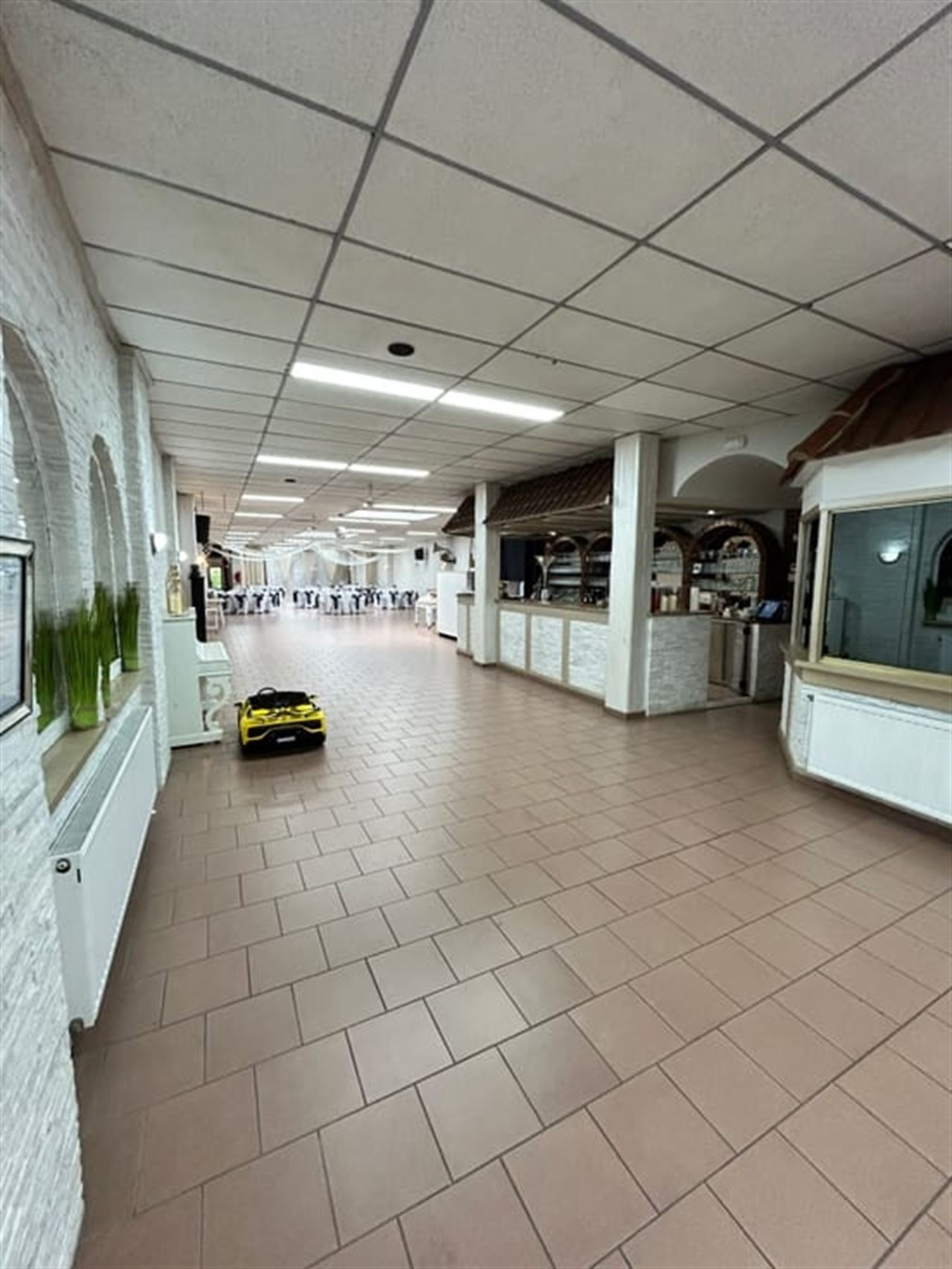 A saisir ! Rez-de-chaussée de 546 m² + un appartement !