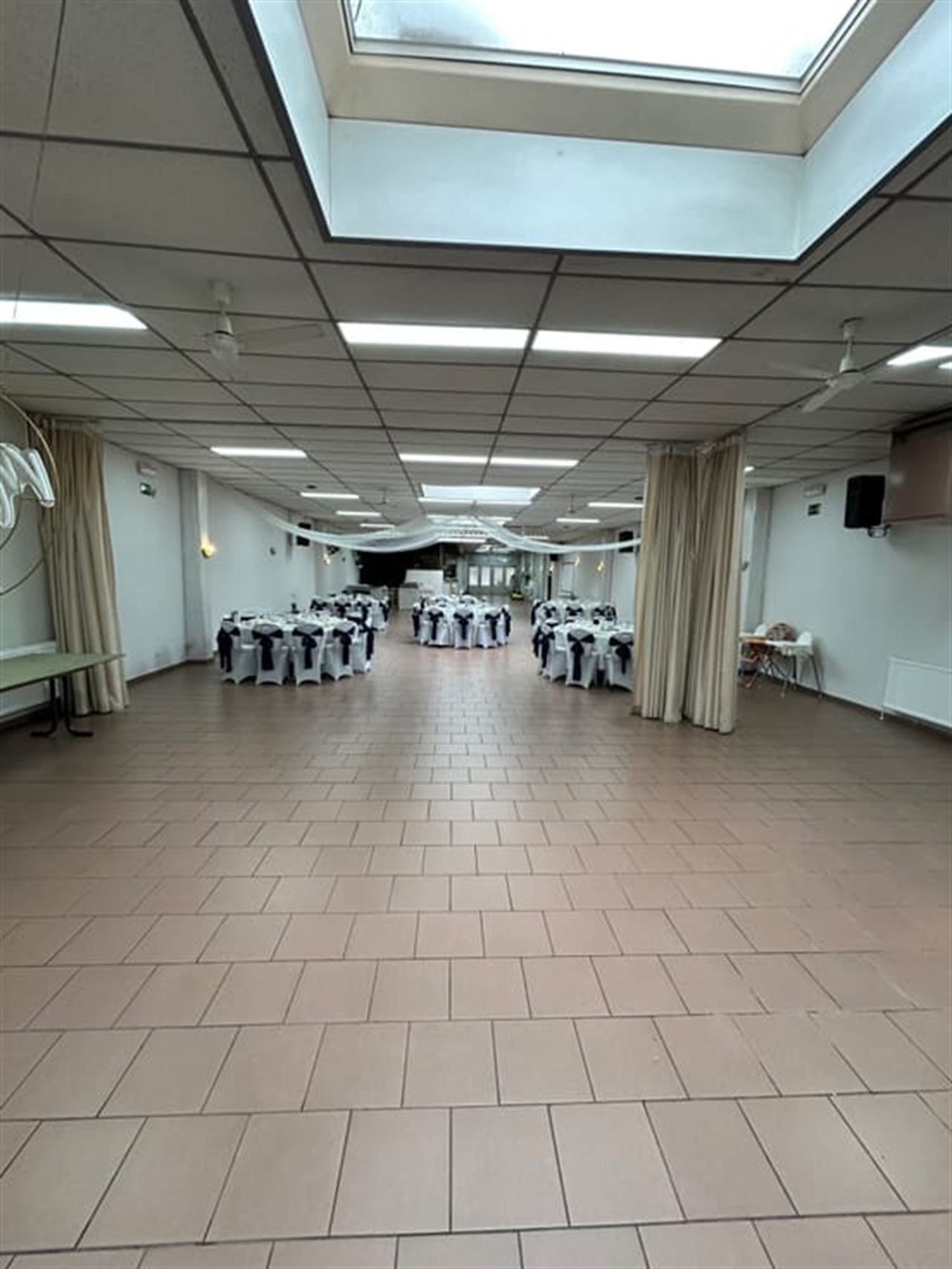 A saisir ! Rez-de-chaussée de 546 m² + un appartement !