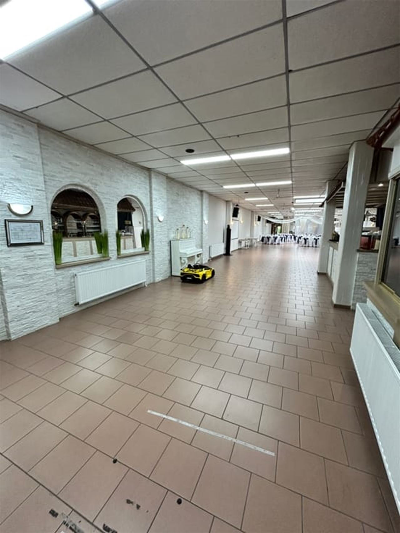 A saisir ! Rez-de-chaussée de 546 m² + un appartement !