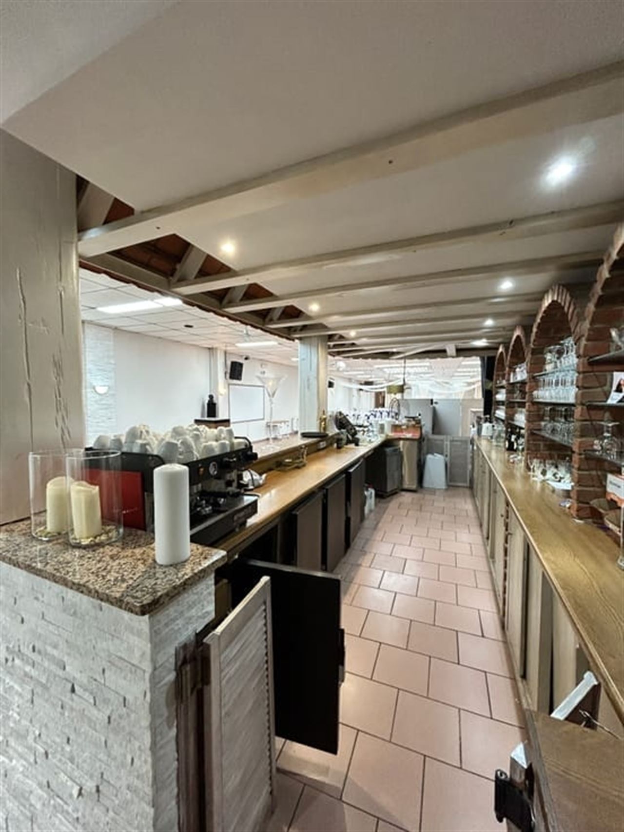 A saisir ! Rez-de-chaussée de 546 m² + un appartement !
