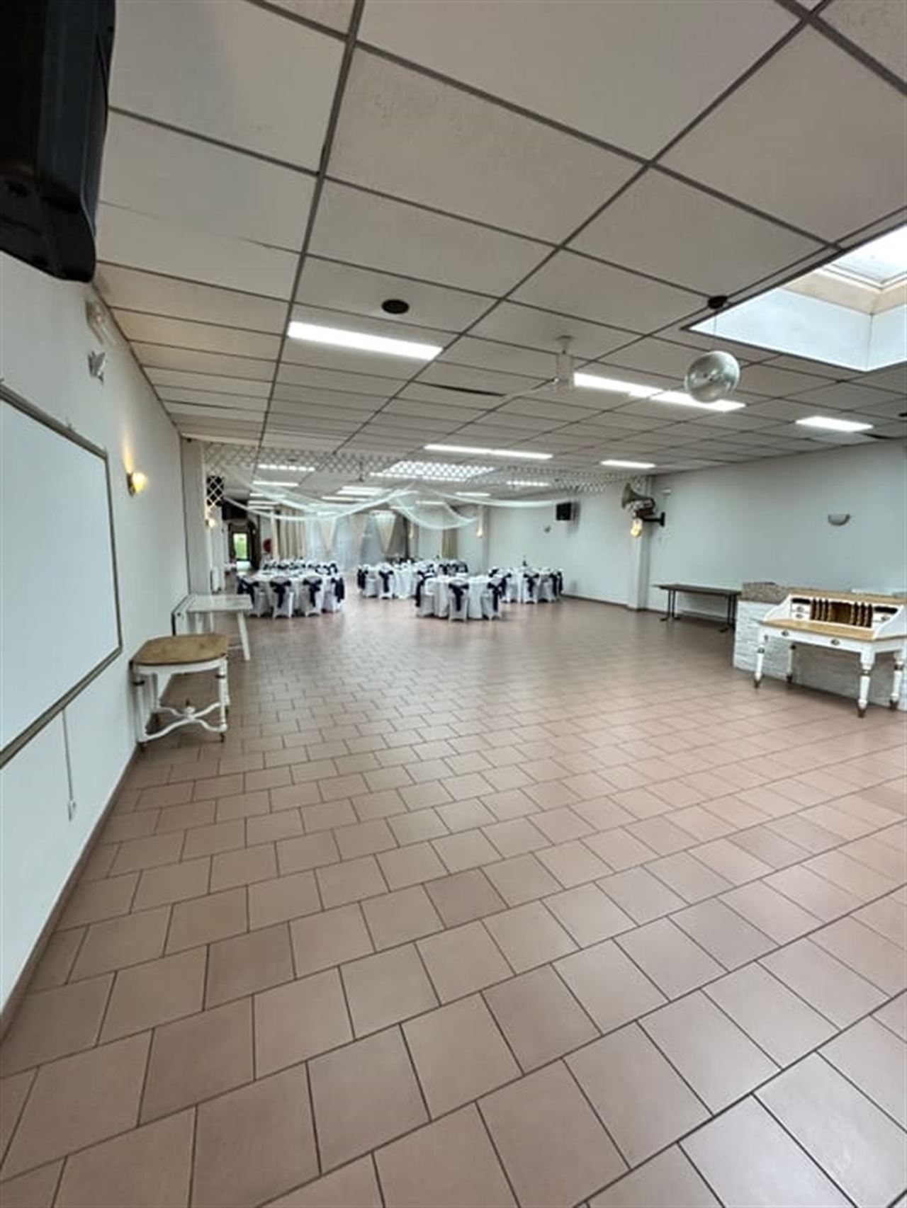 A saisir ! Rez-de-chaussée de 546 m² + un appartement !