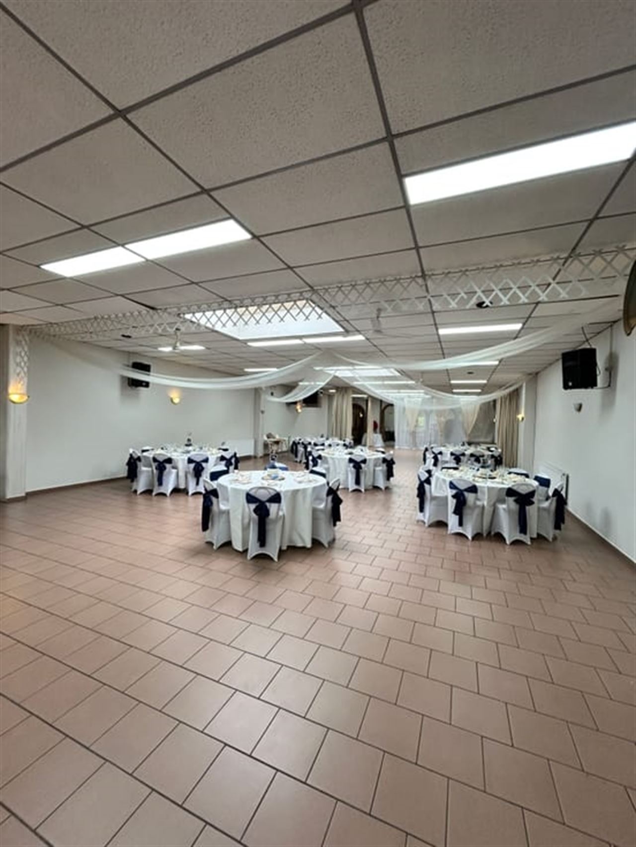 A saisir ! Rez-de-chaussée de 546 m² + un appartement !