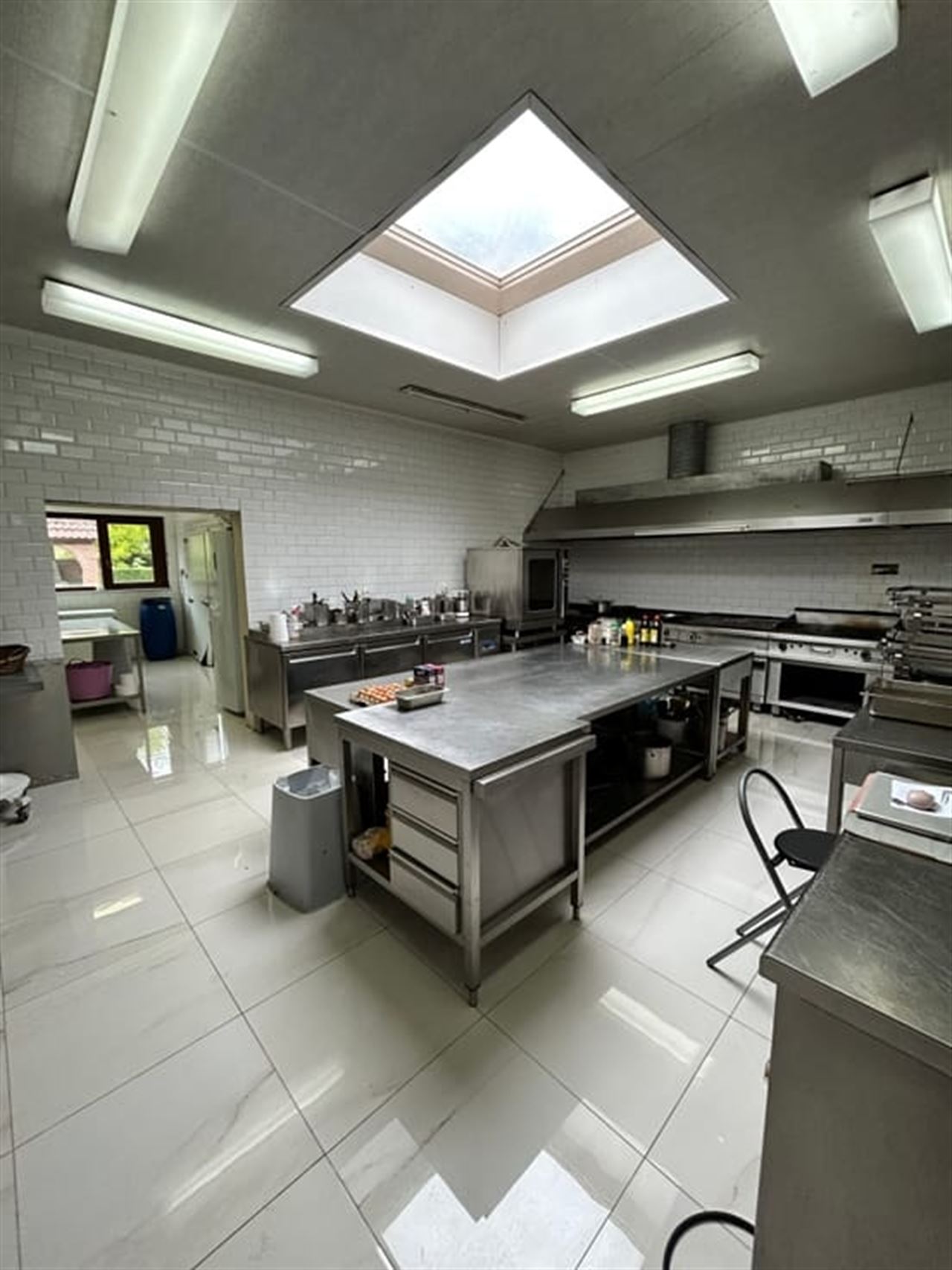 A saisir ! Rez-de-chaussée de 546 m² + un appartement !