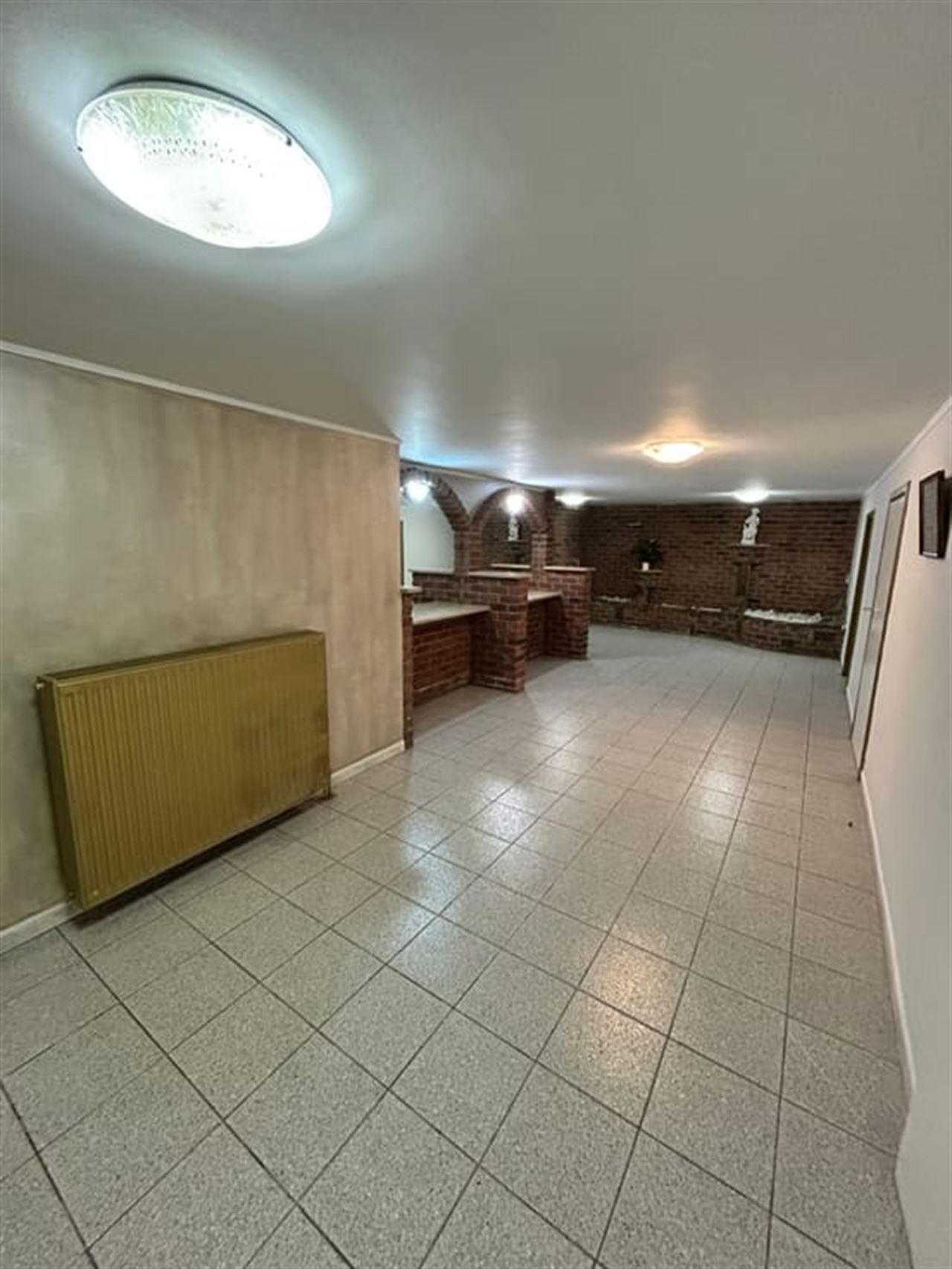 A saisir ! Rez-de-chaussée de 546 m² + un appartement !