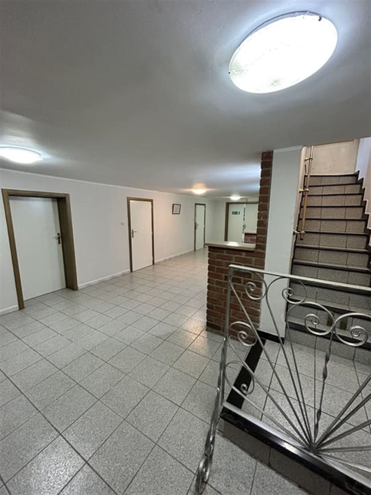 A saisir ! Rez-de-chaussée de 546 m² + un appartement !