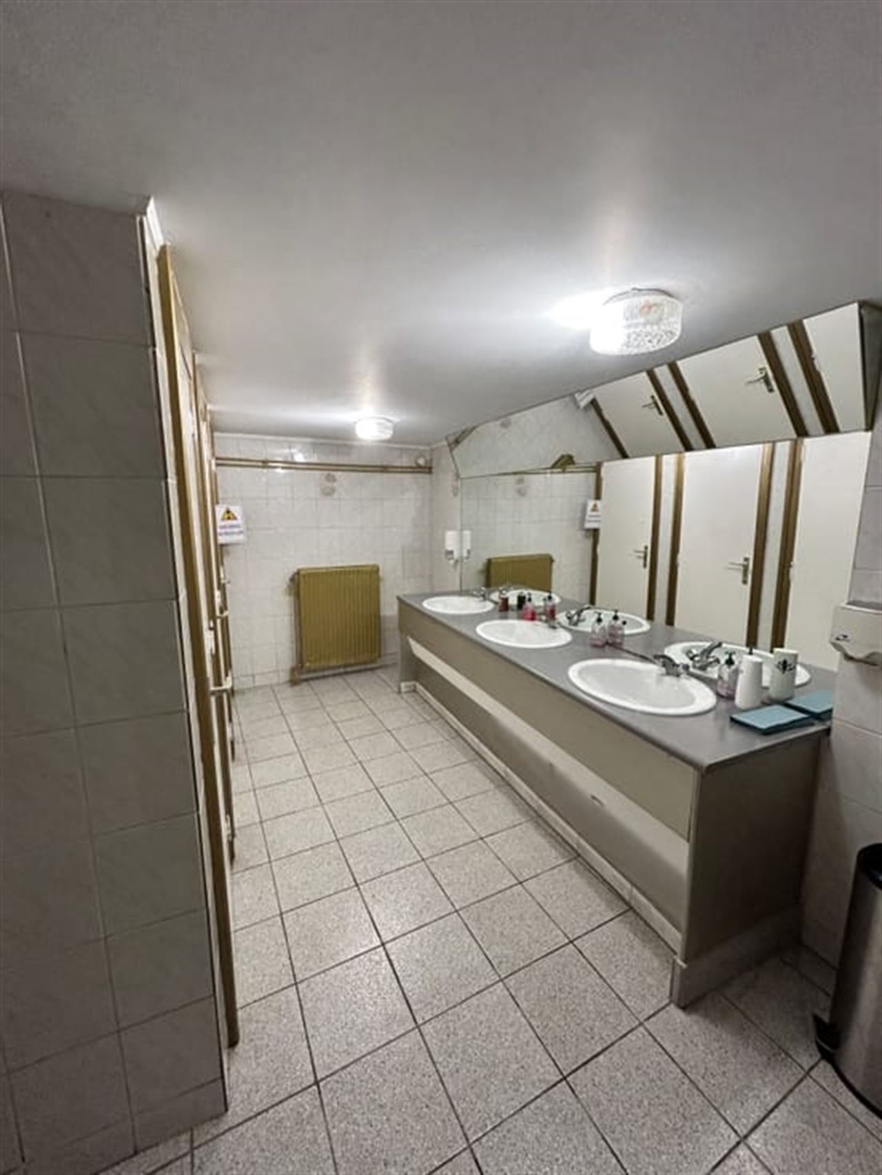 A saisir ! Rez-de-chaussée de 546 m² + un appartement !