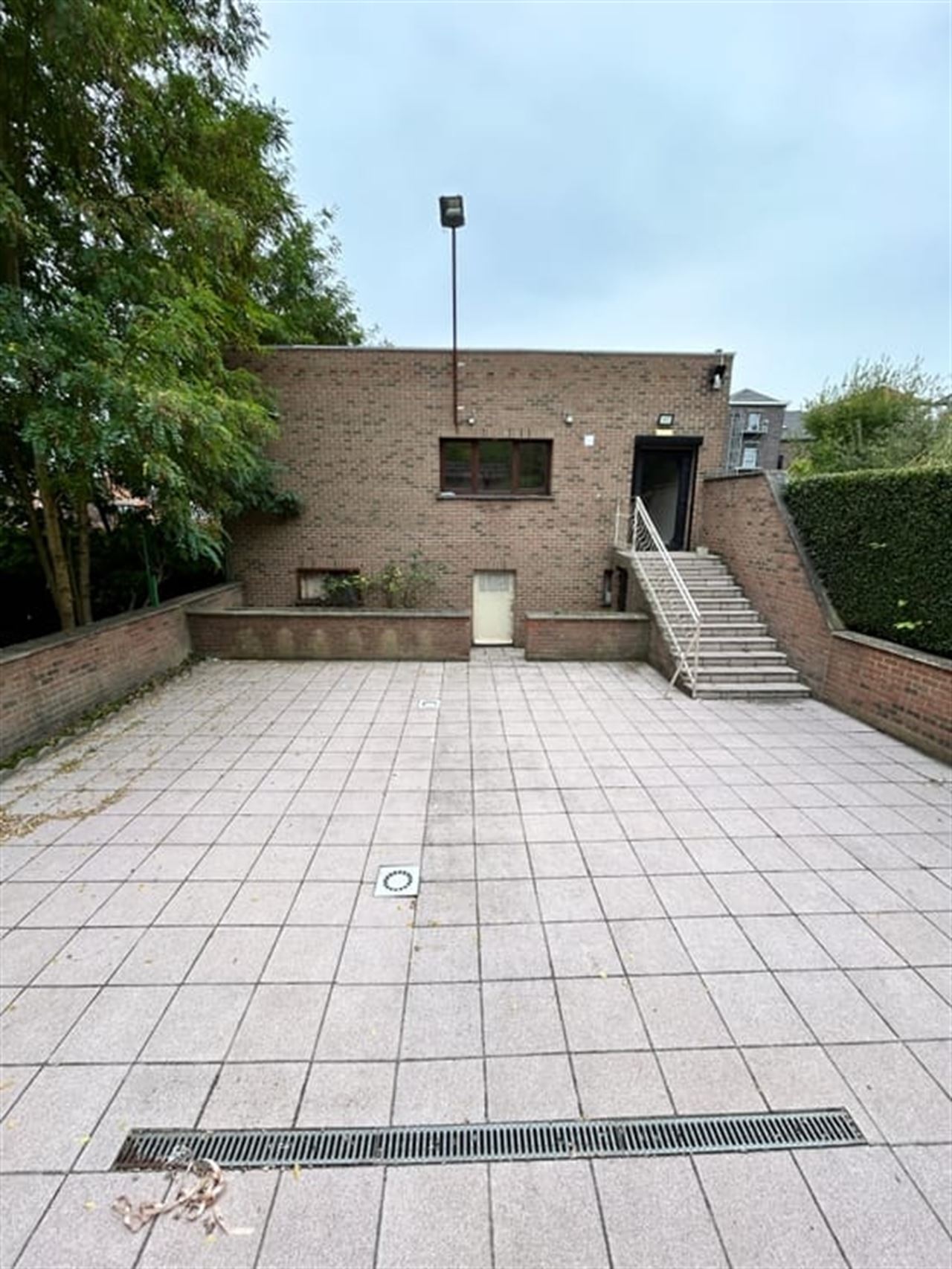 A saisir ! Rez-de-chaussée de 546 m² + un appartement !