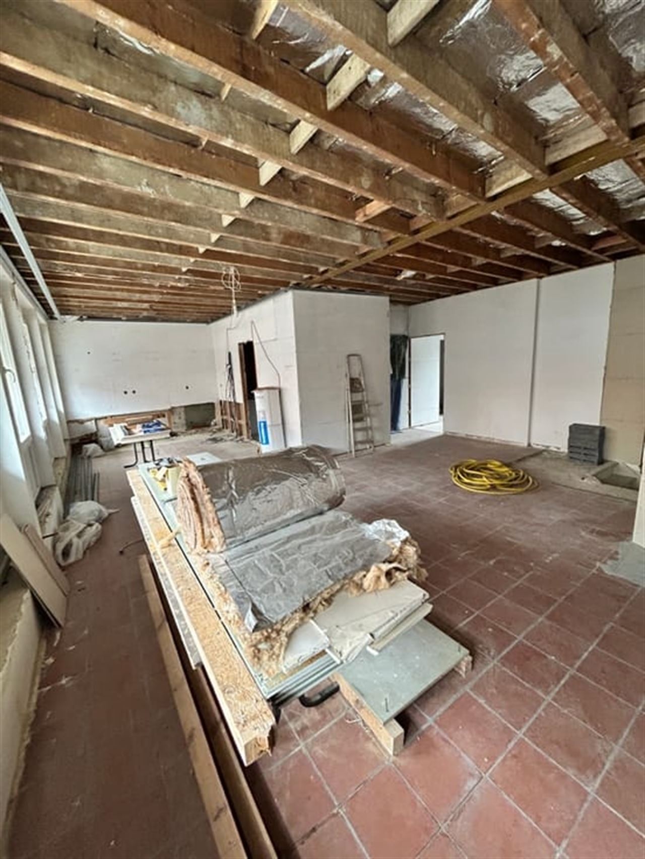 A saisir ! Rez-de-chaussée de 546 m² + un appartement !