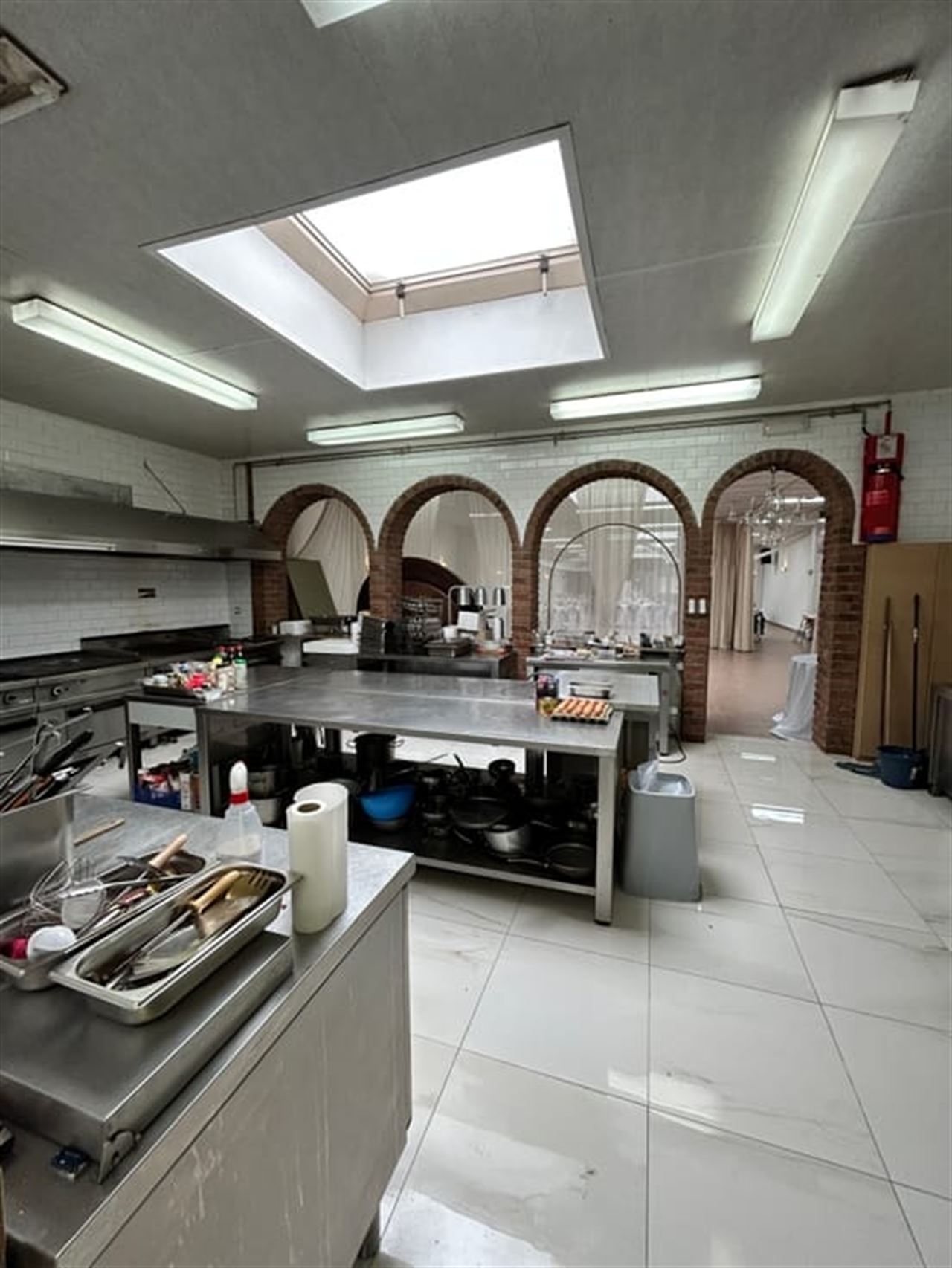 A saisir ! Rez-de-chaussée de 546 m² + un appartement !