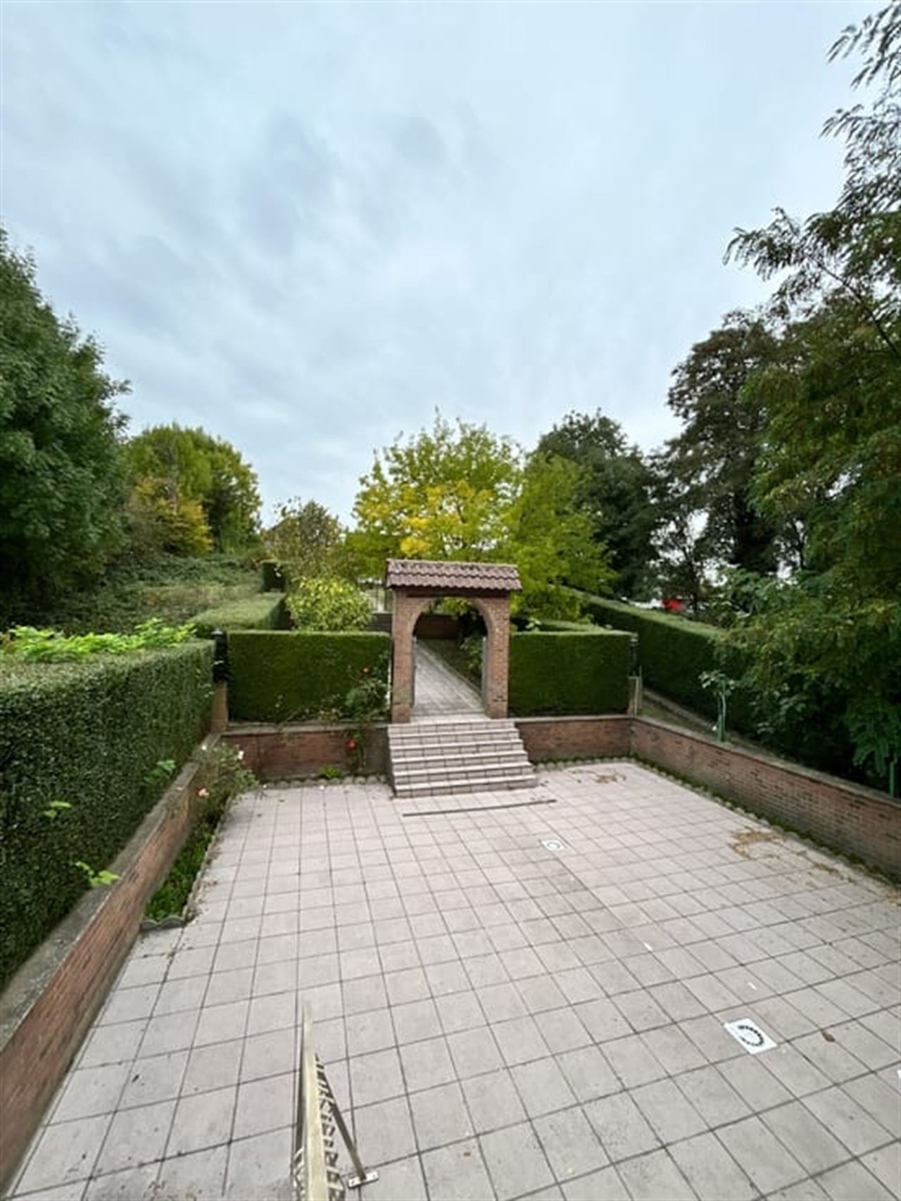 A saisir ! Rez-de-chaussée de 546 m² + un appartement !