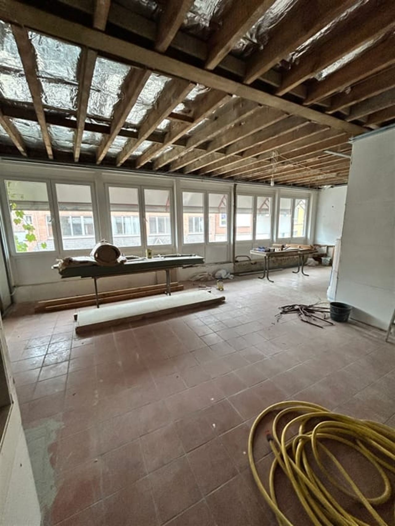 A saisir ! Rez-de-chaussée de 546 m² + un appartement !