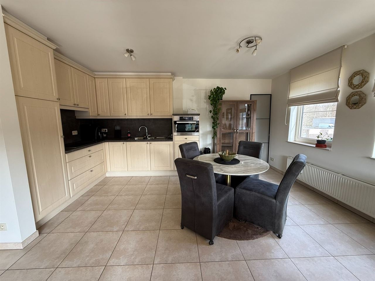 Ruim Appartement met 2 slpk, zuidgericht terras en tuin. Garagebox inclusief.