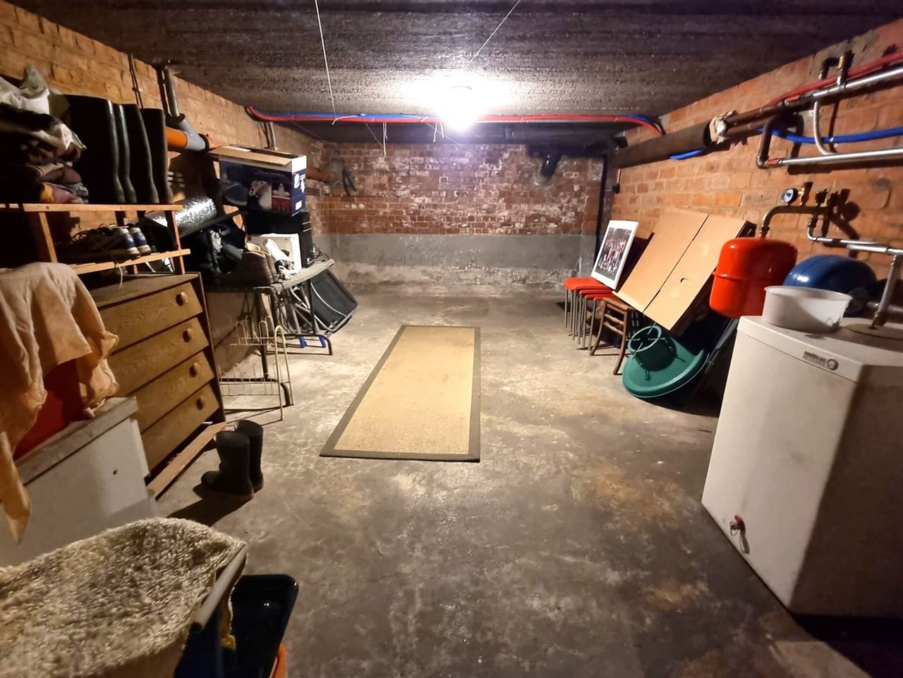 Instapklare gezinswoning, grote slaapkamers, nieuwe keuken en badkamer met zuidgerichte tuin en garage