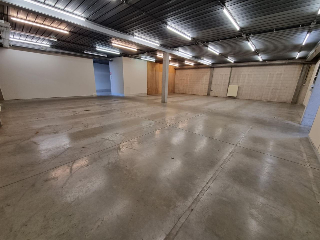 Kantoorgebouw met magazijnruimte, bruto vloeropp 1770 m² op een perceel gelegen van 49a85ca.