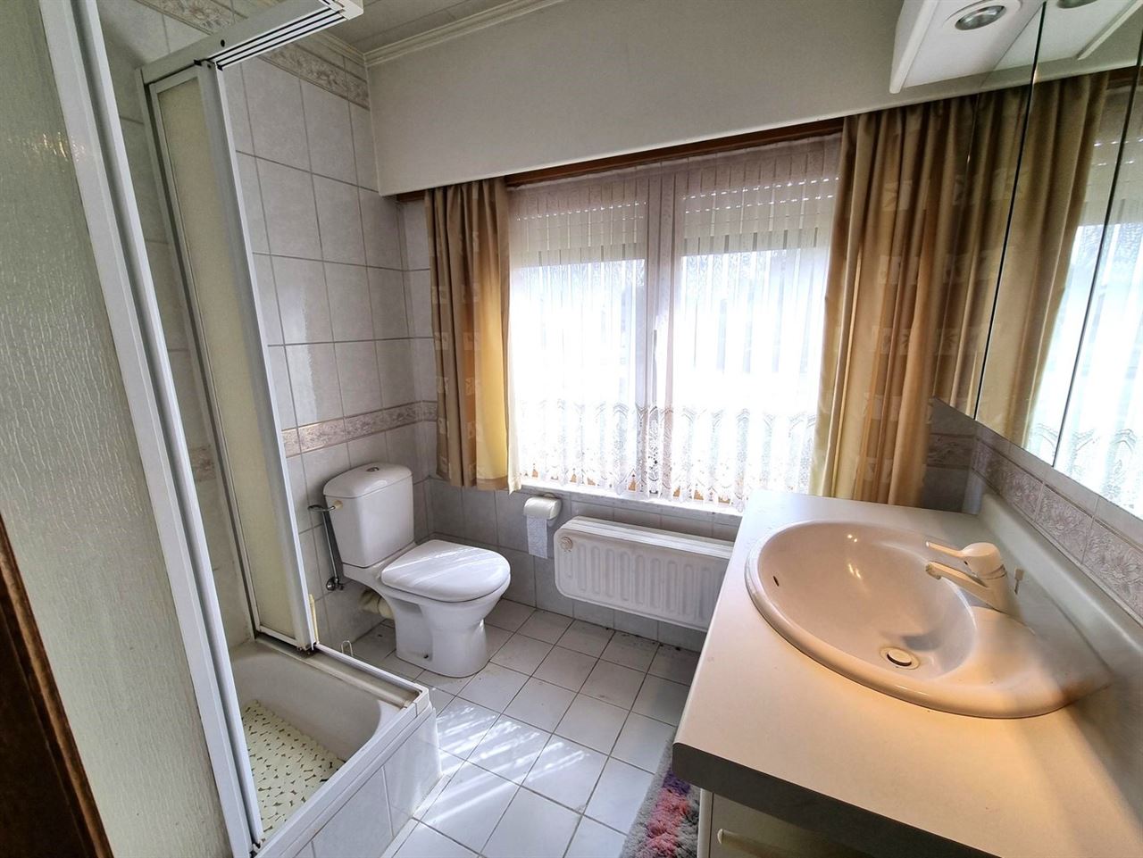 Woning met achterliggend magazijn op een totaal perceel van 19 are 58 ca.