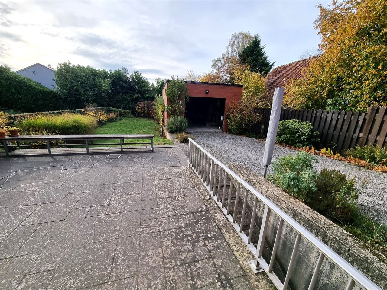 Instapklare gezinswoning, grote slaapkamers, nieuwe keuken en badkamer met zuidgerichte tuin en garage
