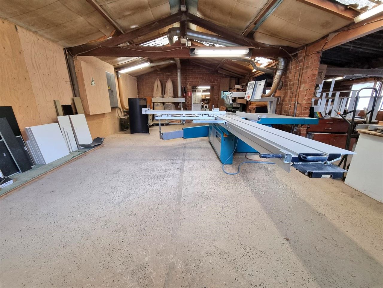 Woning met achterliggend magazijn op een totaal perceel van 19 are 58 ca.