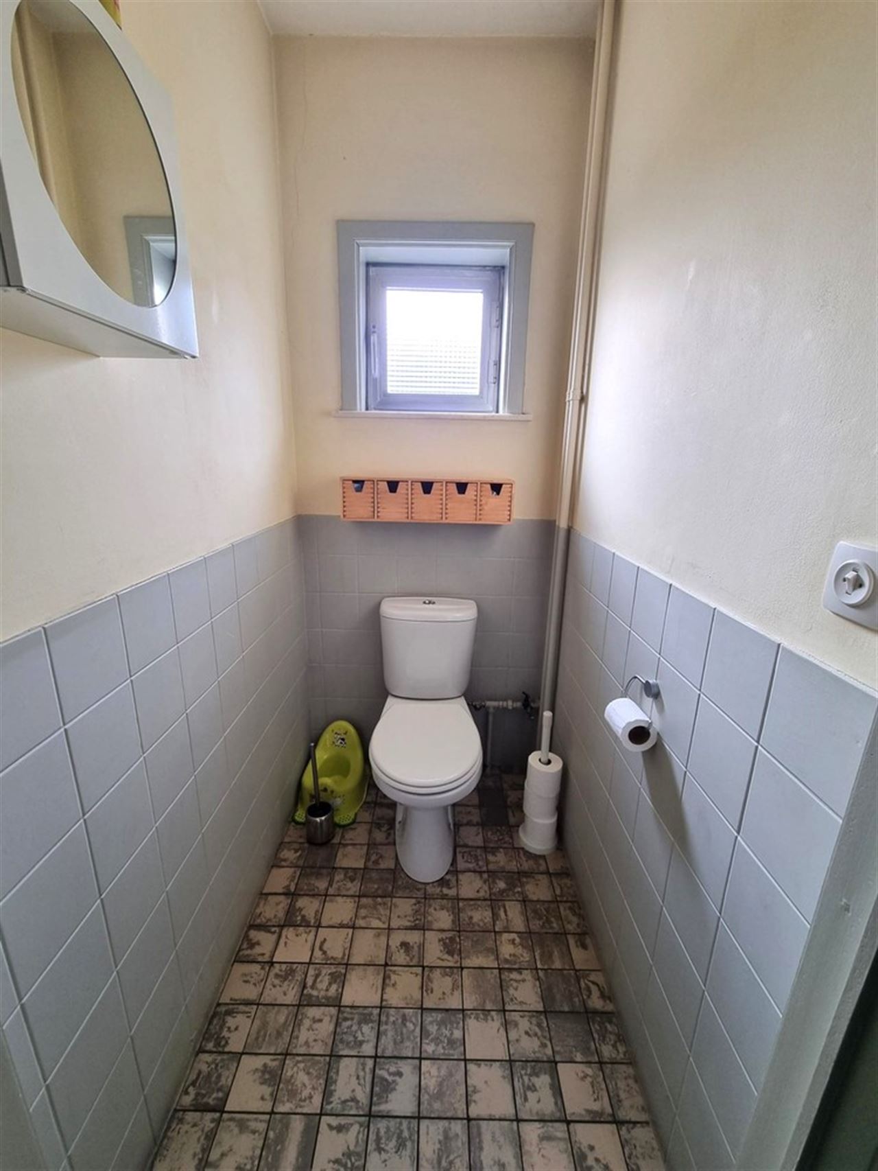 Instapklare gezinswoning, grote slaapkamers, nieuwe keuken en badkamer met zuidgerichte tuin en garage
