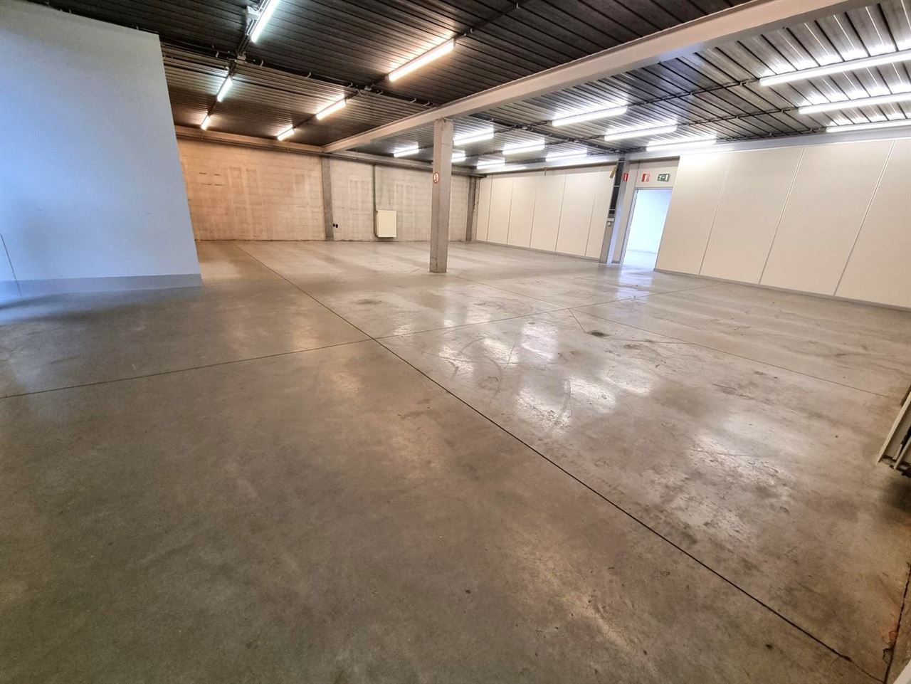 Kantoorgebouw met magazijnruimte, bruto vloeropp 1770 m² op een perceel gelegen van 49a85ca.