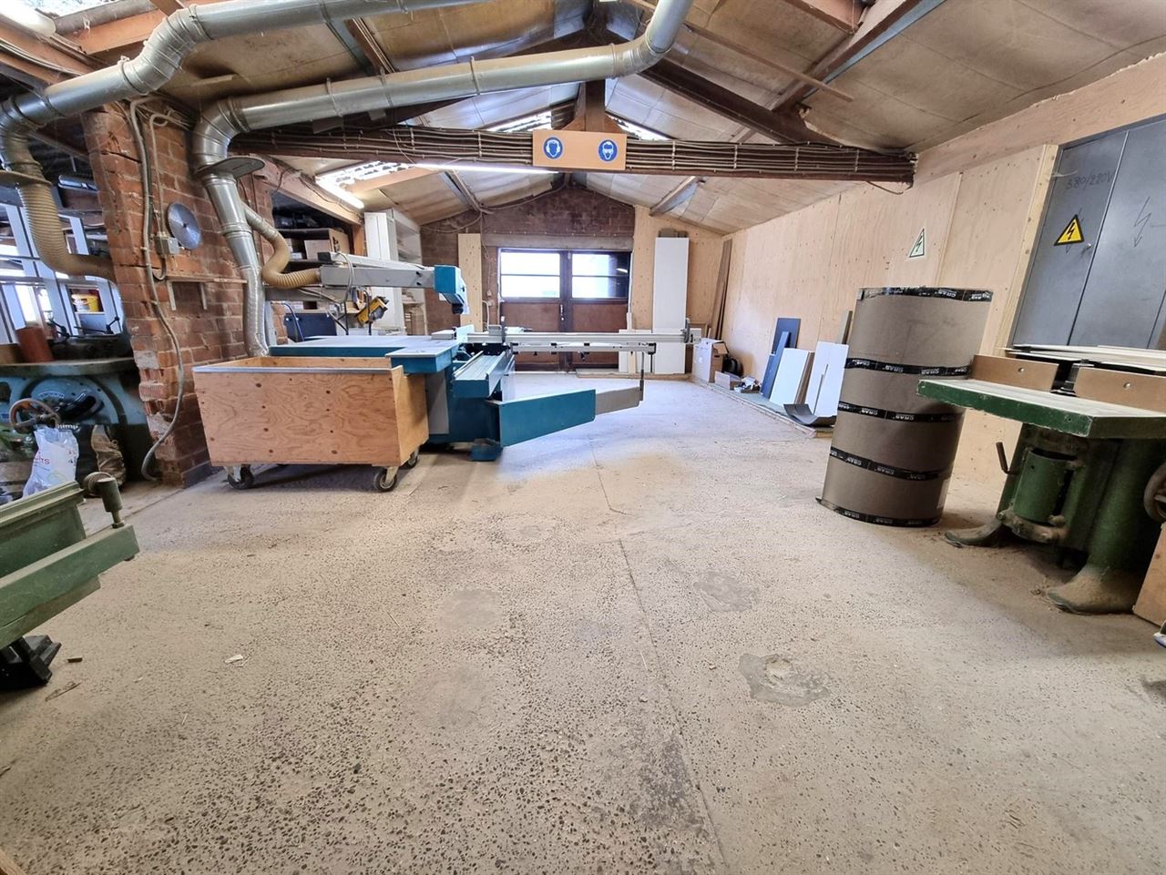 Woning met achterliggend magazijn op een totaal perceel van 19 are 58 ca.
