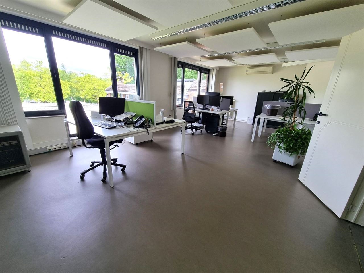 Kantoorgebouw met vergaderzalen en opleidingslokalen, bruto vloeropp 1146m² op een perceel van 44a48ca.