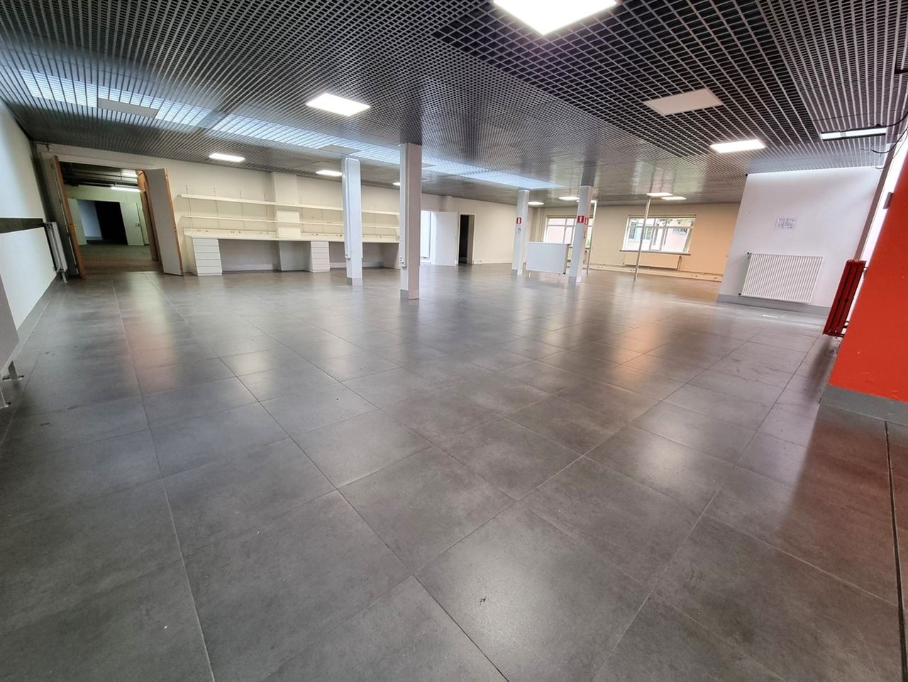 Kantoorgebouw met magazijnruimte, bruto vloeropp 1770 m² op een perceel gelegen van 49a85ca.