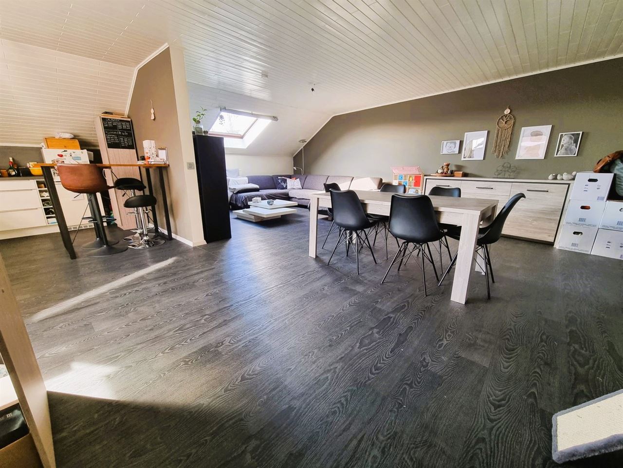 Zeer ruim dakapp 110m² met mooi zonnig terras, 2 slaapkamers en staanplaats achteraan