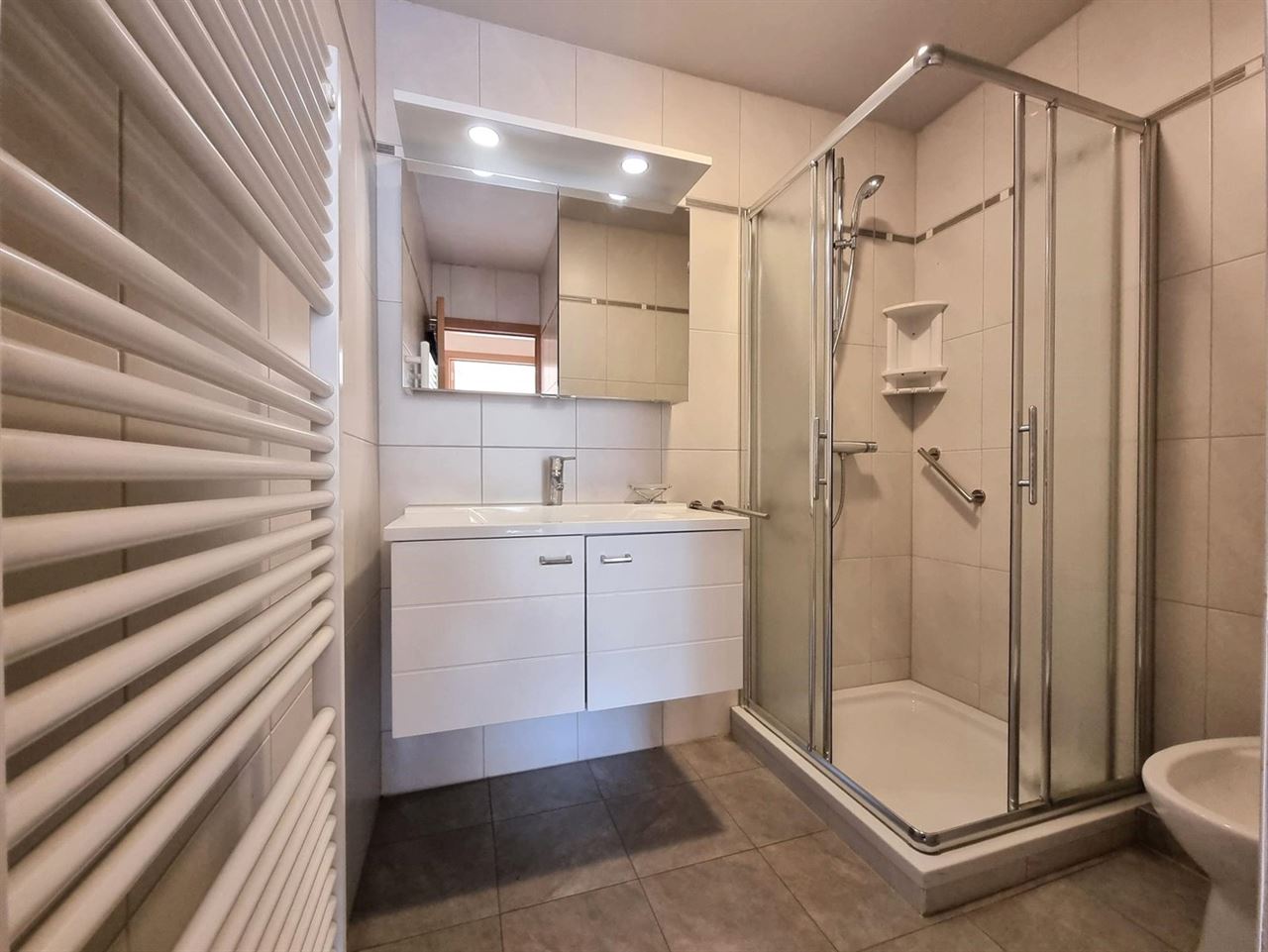 Ruim Appartement met 2 slpk, zuidgericht terras en tuin. Garagebox inclusief.