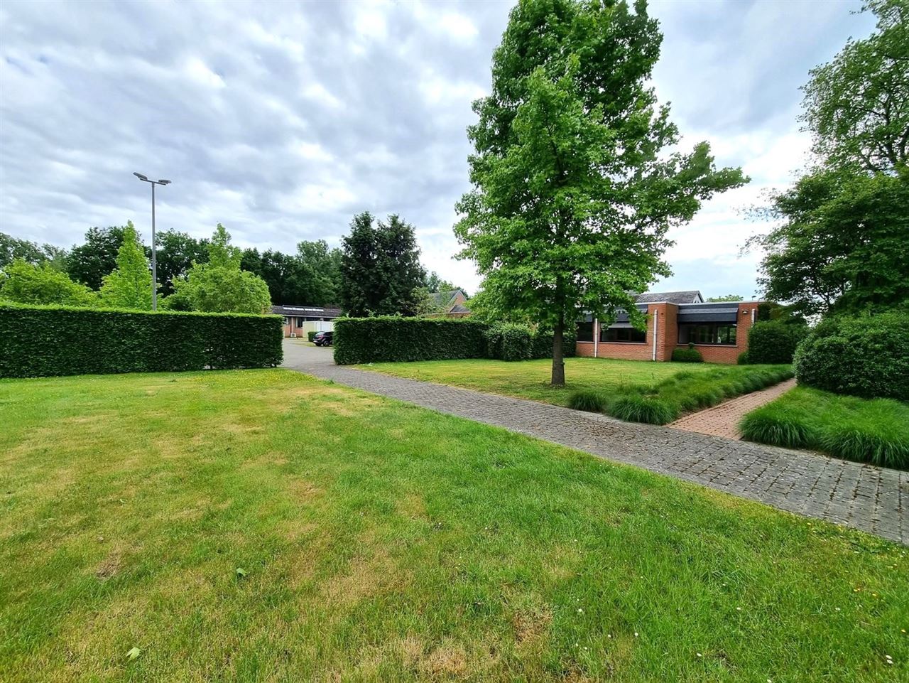 Kantoorgebouw met vergaderzalen en opleidingslokalen, bruto vloeropp 1146m² op een perceel van 44a48ca.