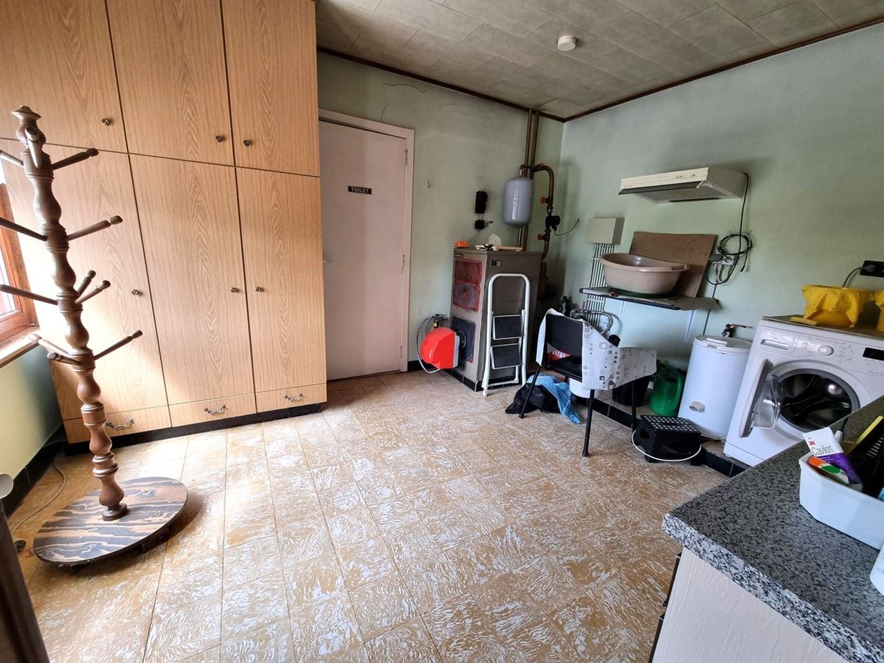Woning met achterliggend magazijn op een totaal perceel van 19 are 58 ca.