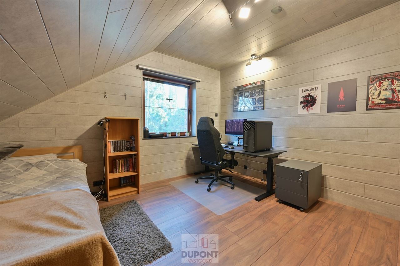 Villa gelegen in een prachtig bebost kader, zeer rustig gelegen, 3 tot 5 slaapkamers, zeer grote kelder.