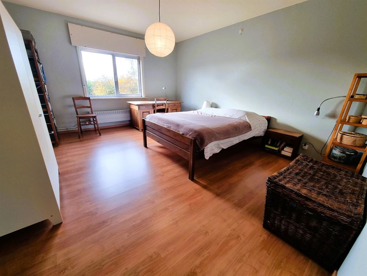 Instapklare gezinswoning, grote slaapkamers, nieuwe keuken en badkamer met zuidgerichte tuin en garage