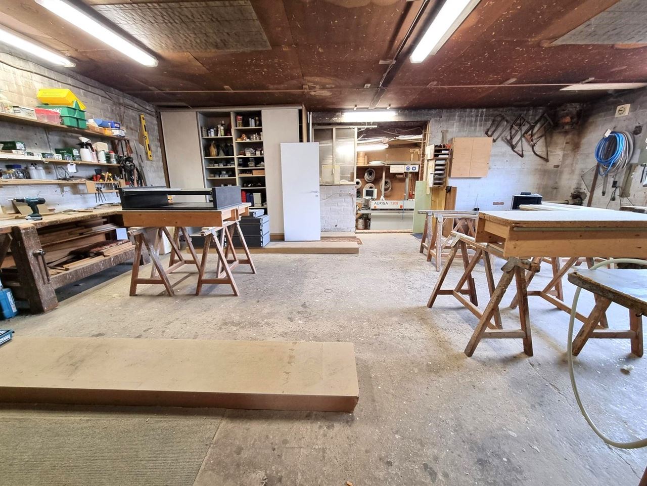 Woning met achterliggend magazijn op een totaal perceel van 19 are 58 ca.