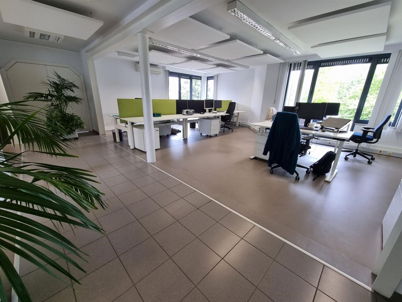 Kantoorgebouw met vergaderzalen en opleidingslokalen, bruto vloeropp 1146m² op een perceel van 44a48ca.