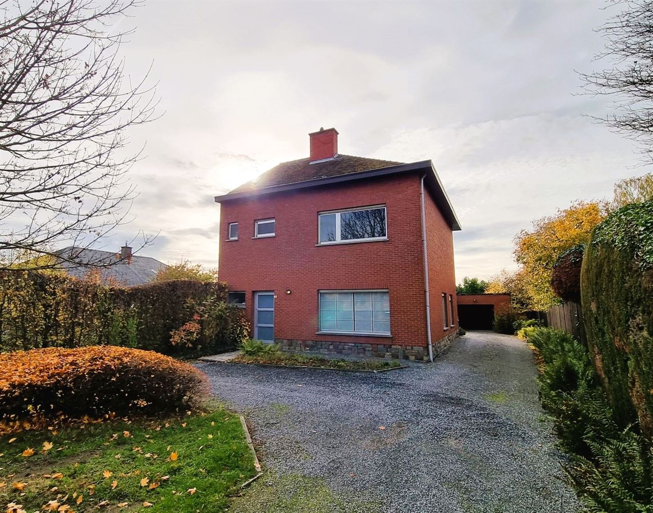 Instapklare gezinswoning, grote slaapkamers, nieuwe keuken en badkamer met zuidgerichte tuin en garage