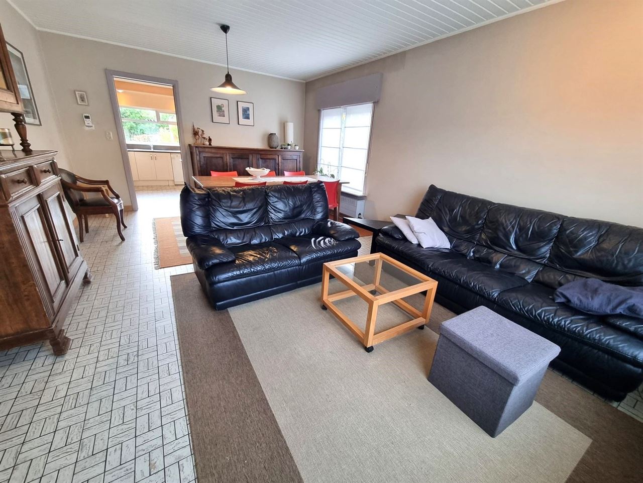 Instapklare gezinswoning, grote slaapkamers, nieuwe keuken en badkamer met zuidgerichte tuin en garage