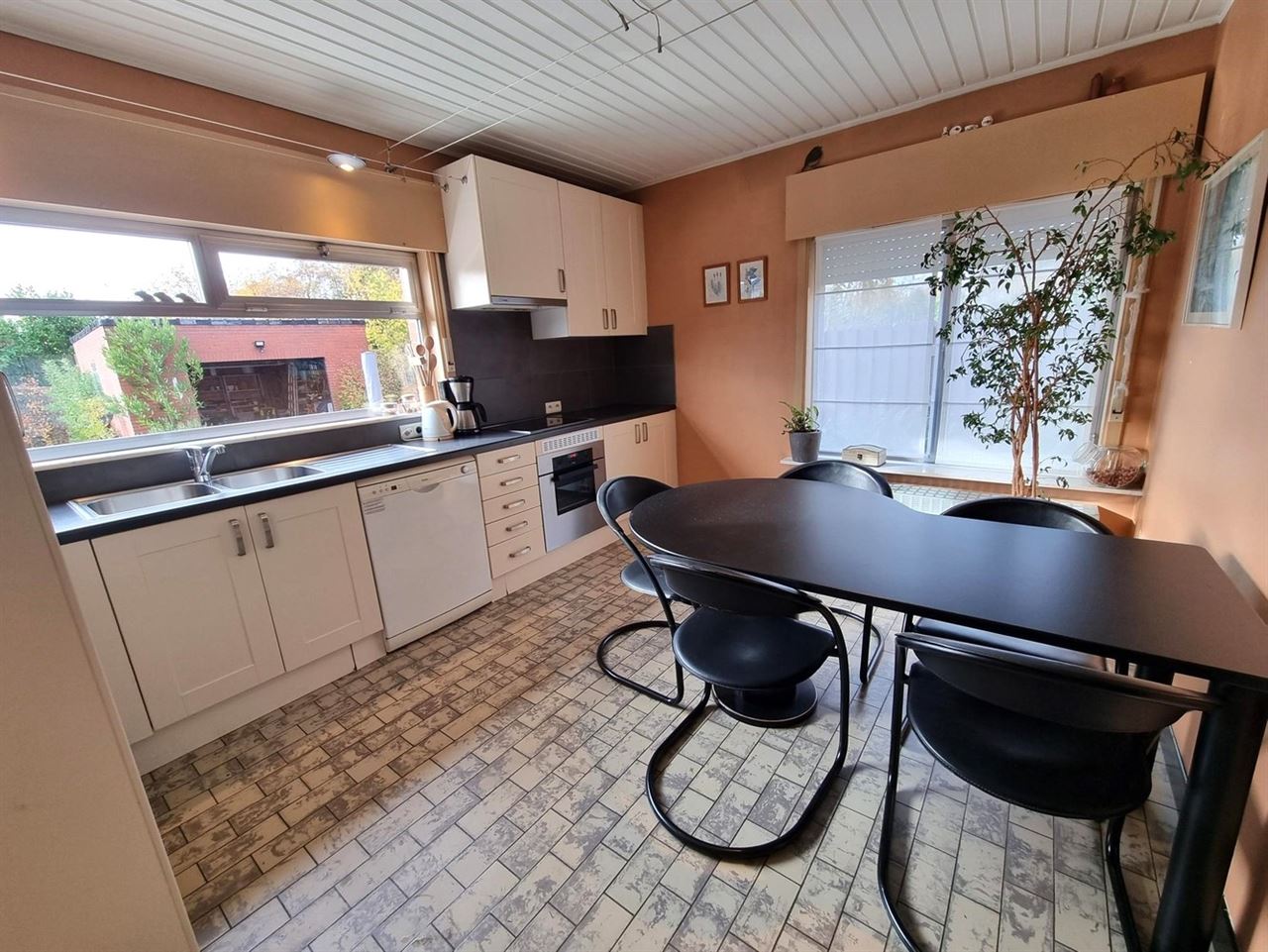 Instapklare gezinswoning, grote slaapkamers, nieuwe keuken en badkamer met zuidgerichte tuin en garage