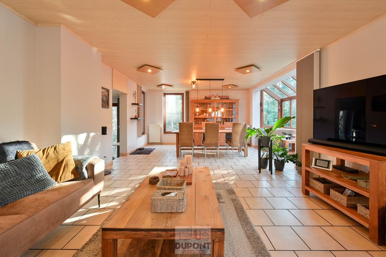 Villa gelegen in een prachtig bebost kader, zeer rustig gelegen, 3 tot 5 slaapkamers, zeer grote kelder.