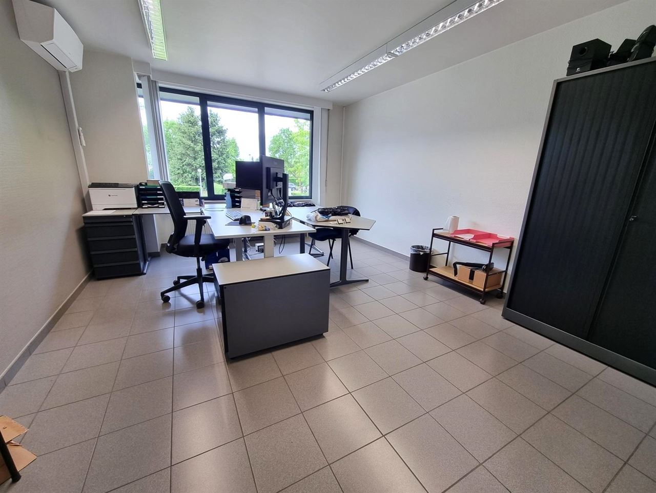 Kantoorgebouw met vergaderzalen en opleidingslokalen, bruto vloeropp 1146m² op een perceel van 44a48ca.