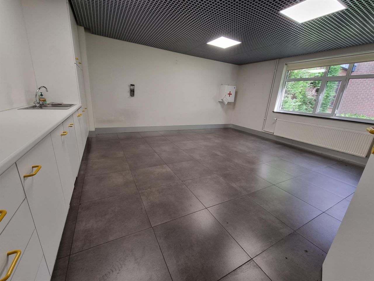 Kantoorgebouw met magazijnruimte, bruto vloeropp 1770 m² op een perceel gelegen van 49a85ca.