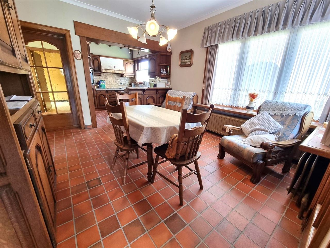 Woning met achterliggend magazijn op een totaal perceel van 19 are 58 ca.