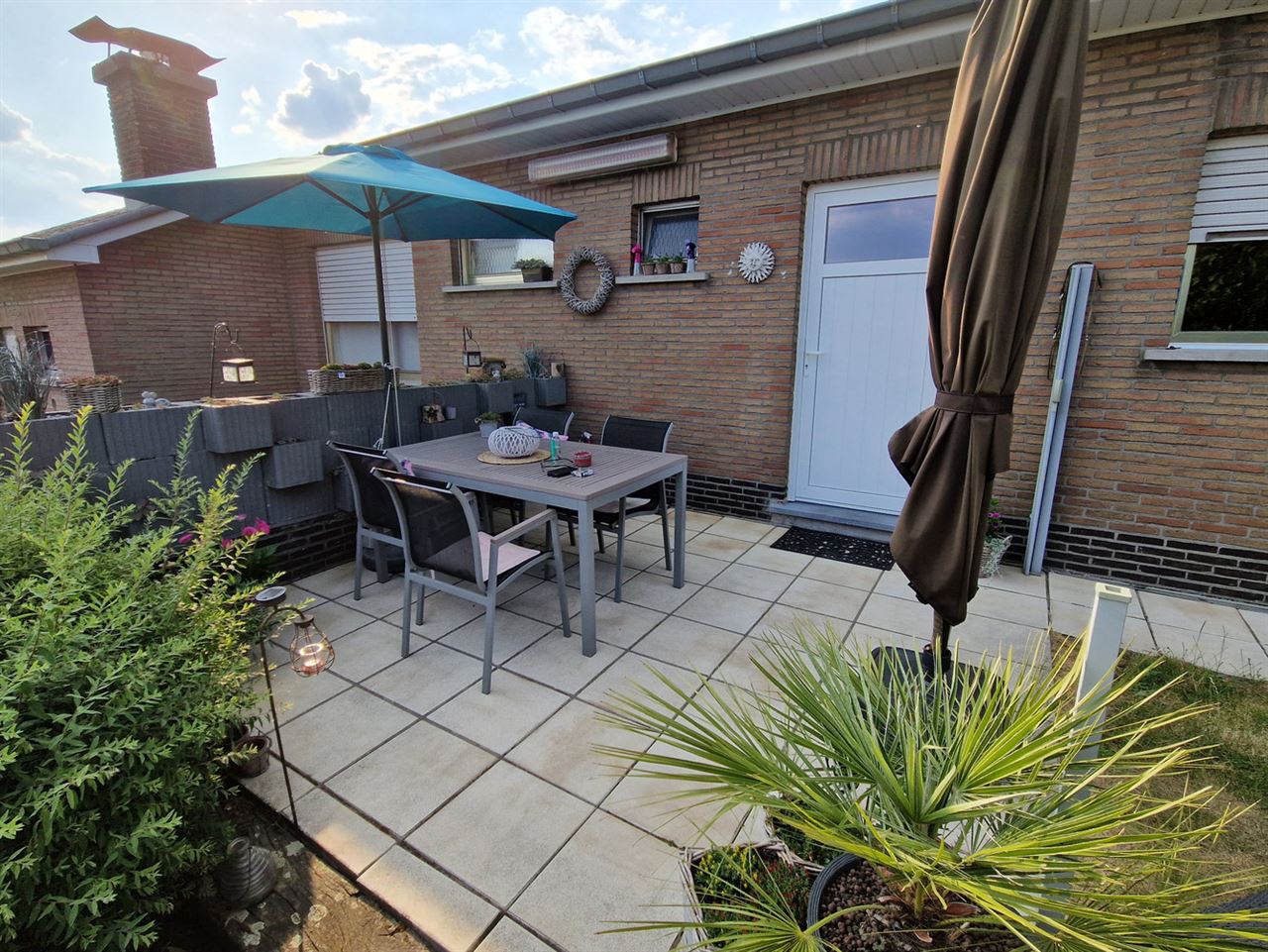 Ruime & Lichtrijke Woning (OB) met 3 Slaapkamers & Ruime Inpandige Garage / Magazijn