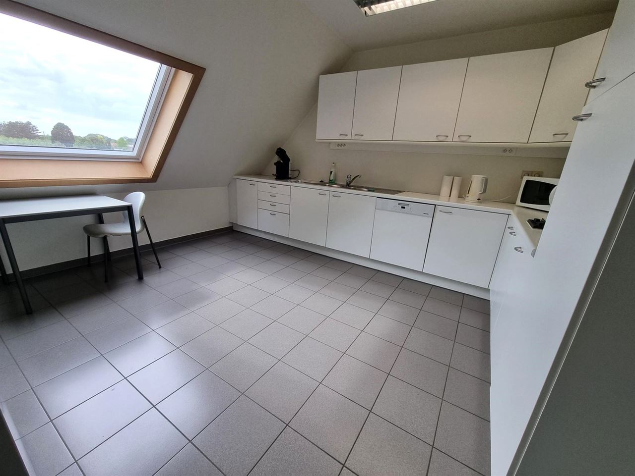 Kantoorgebouw met vergaderzalen en opleidingslokalen, bruto vloeropp 1146m² op een perceel van 44a48ca.