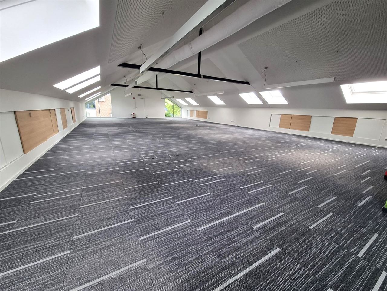 Kantoorgebouw met magazijnruimte, bruto vloeropp 1770 m² op een perceel gelegen van 49a85ca.