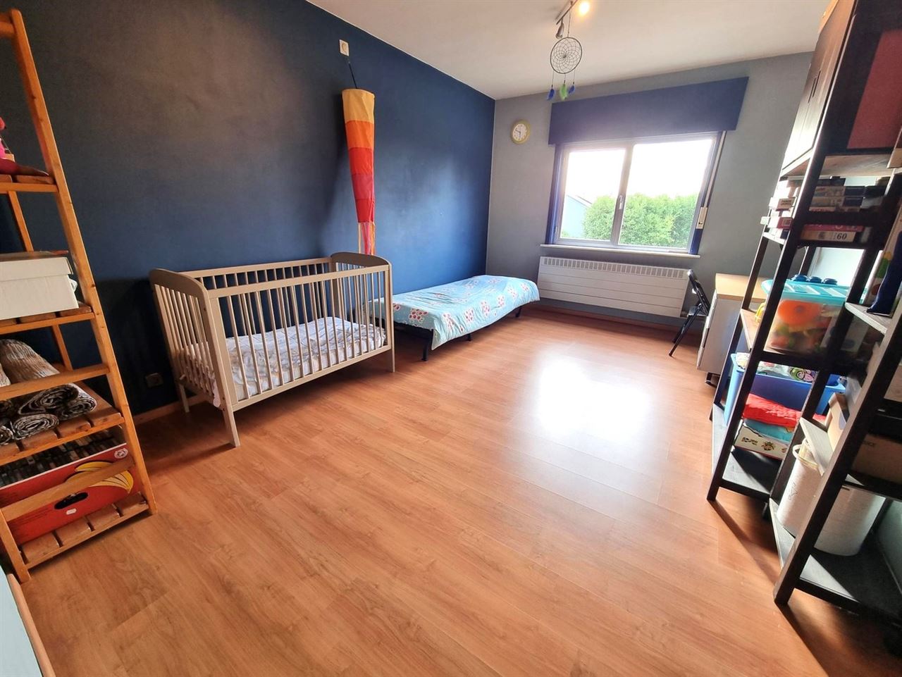 Instapklare gezinswoning, grote slaapkamers, nieuwe keuken en badkamer met zuidgerichte tuin en garage