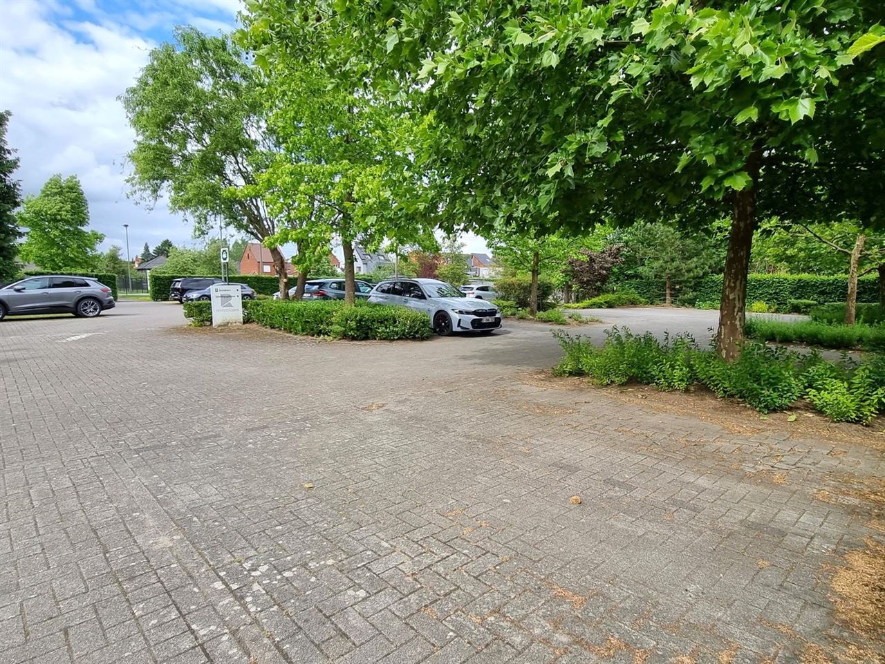 Kantoorgebouw met vergaderzalen en opleidingslokalen, bruto vloeropp 1146m² op een perceel van 44a48ca.