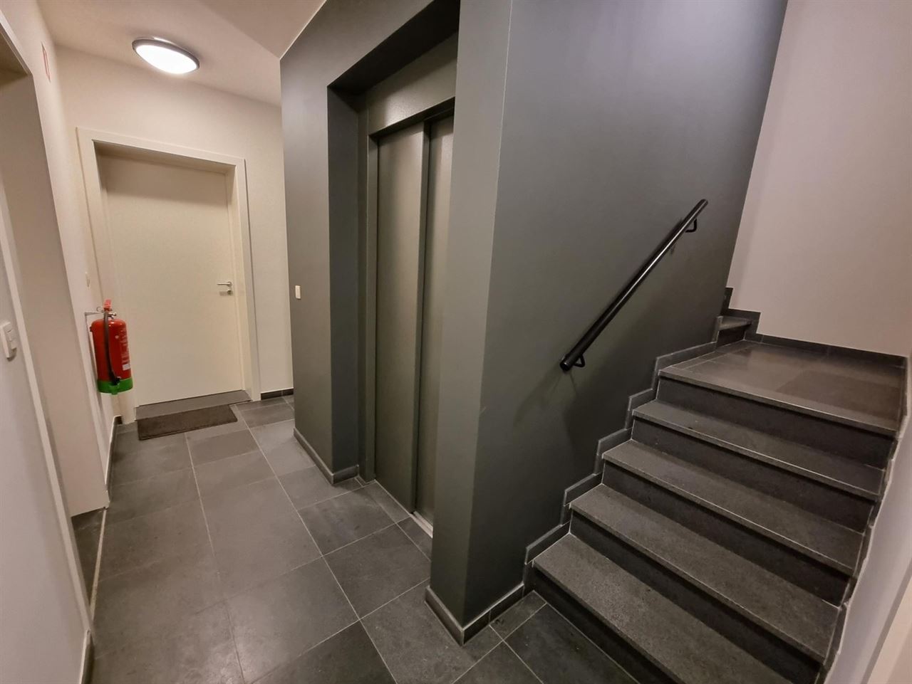 Ruim Appartement met 2 slpk, zuidgericht terras en tuin. Garagebox inclusief.