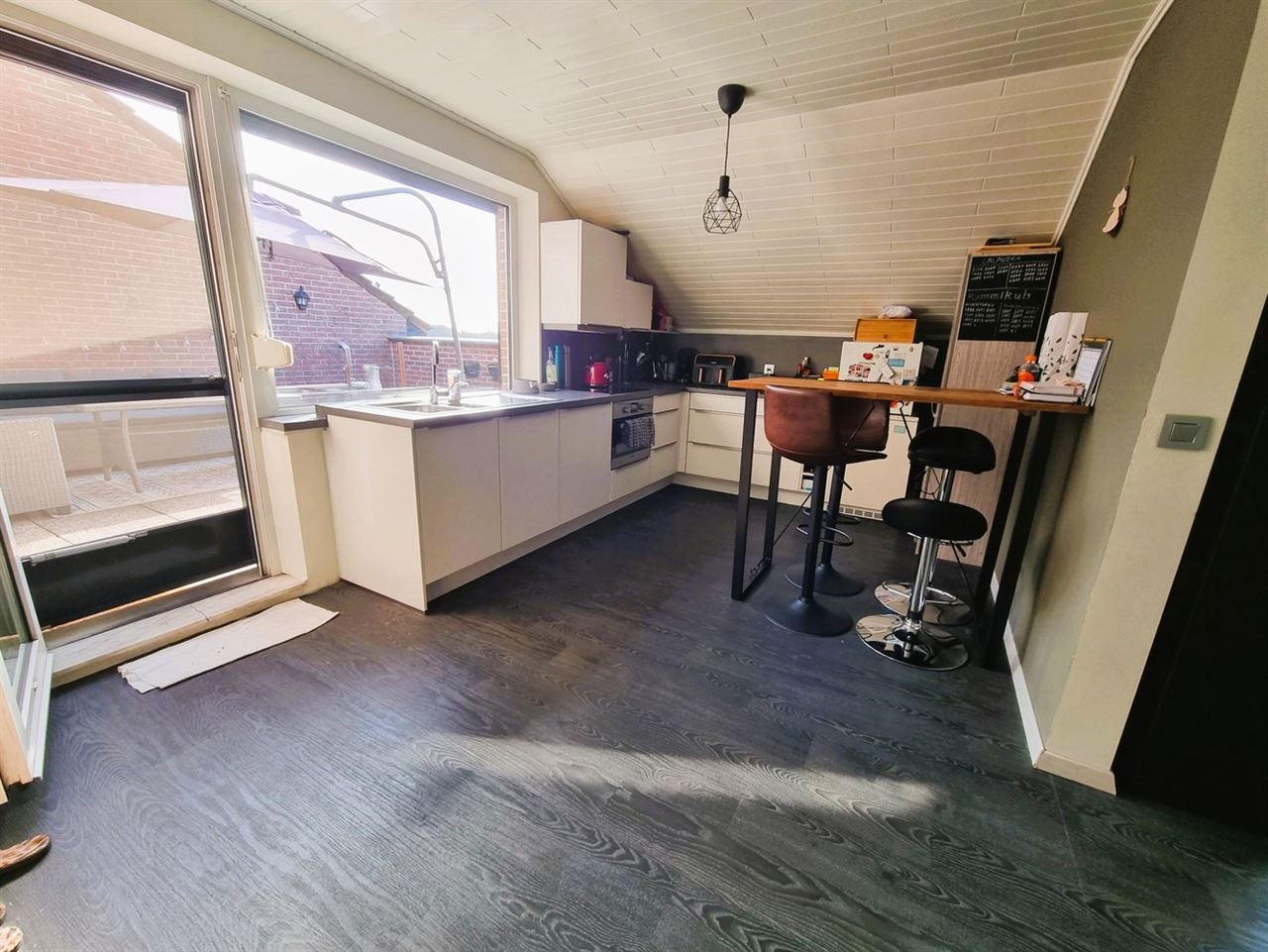 Zeer ruim dakapp 110m² met mooi zonnig terras, 2 slaapkamers en staanplaats achteraan