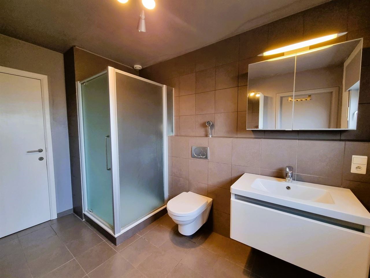 Instapklare gezinswoning, grote slaapkamers, nieuwe keuken en badkamer met zuidgerichte tuin en garage