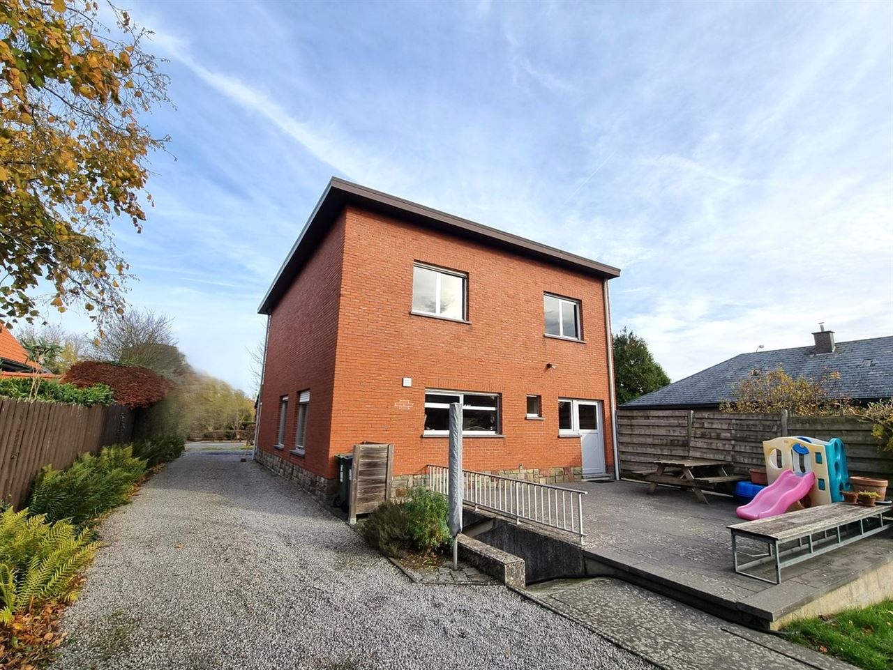 Instapklare gezinswoning, grote slaapkamers, nieuwe keuken en badkamer met zuidgerichte tuin en garage